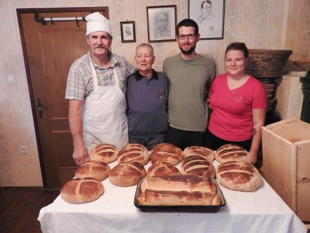Slika_Danetu so  pri peki pomagali Nadja, Pino in  Špela